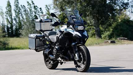 BMW R 1200 GS fährt wie von Geisterhand