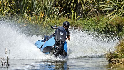 Motorroller für Land und Wasser