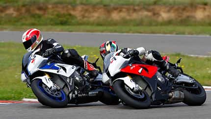 BMW S 1000 RR und HP4 im direkten Duell
