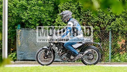 Neue Naked Bikes