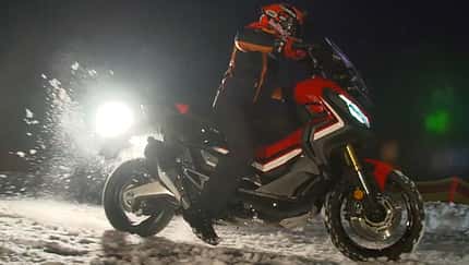 Marquez fährt Roller im Schnee