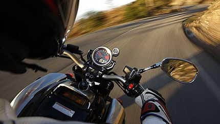 Yamaha Vmax gegen VW Käfer