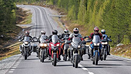 Sieben Reiseenduros in Schweden