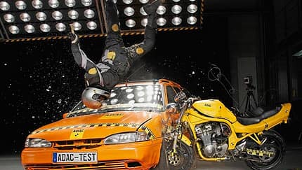Airbag-Systeme und Jacken im Crashtest