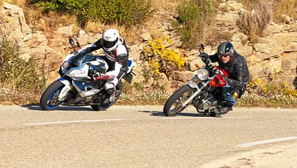 Hightech- gegen Lowtech-Sportmotorrad