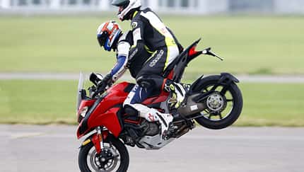 So testet MOTORRAD Bremsen und Handling