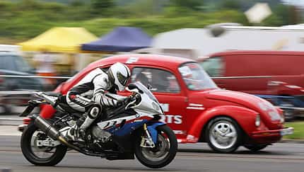 BMW S 1000 RR gegen VW Käfer