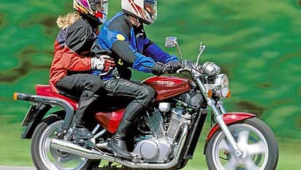 BMW R 850 R gegen Suzuki VX 800