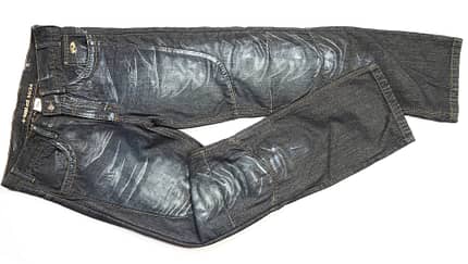 Textil und Leder: Motorradhosen und -kombis