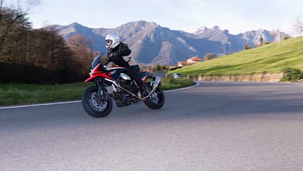 Aus einer Moto Guzzi Griso 8V wird eine Motard mit viel Dampf