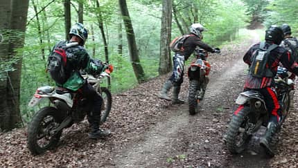 Motocross-Fahrer schlägt Spaziergänger