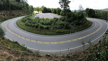 Motorradfahrerin mit Stock verletzt