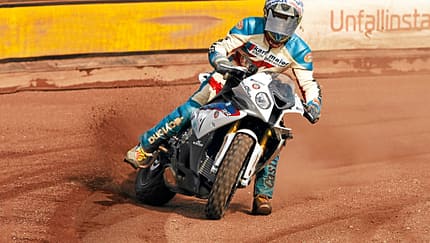 Ein Weltmeister, eine BMW S 1000 RR, eine Sandbahn