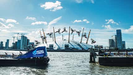 Backflip von Boot zu Boot