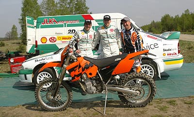 Skoda Octavia WRC gegen KTM 525 EXC Racing im Rallye-Test
