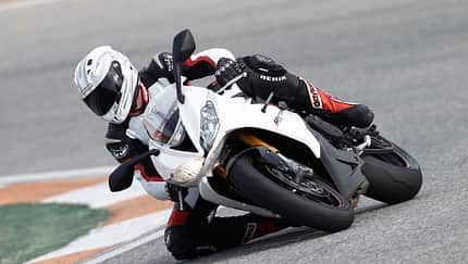 Kurzes Motorrad mit knackigem Motor