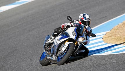 High Performance: Mit der BMW HP4 in voller Fahrt