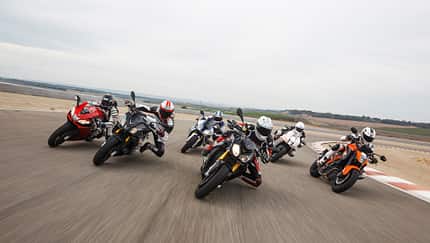 Super-Nakeds gegen Superbikes