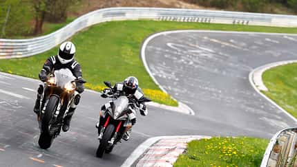 Radikaler Supersportler und sportliches Naked Bike