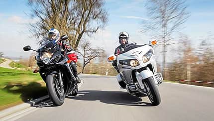 Mit welchem dieser Reisemotorräder reist es sich besser?