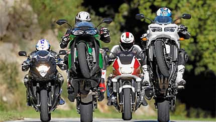 Vier verkleidete Big Bikes auf Tour