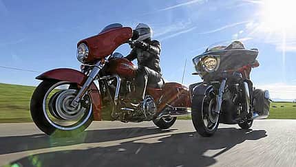 Victory Cross Country und Harley-Davidson Street Glide im Vergleich.