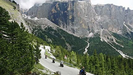 Der Alpen-Megatest 2010: Supersportler, Enduros und das Finale