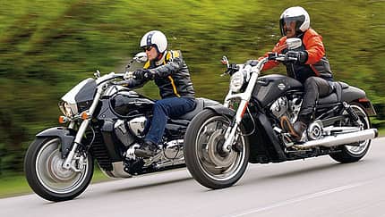 Harley-Davidson V-Rod gegen Suzuki Intruder