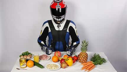 Essen und Motorrad fahren