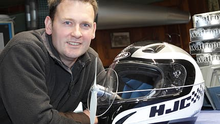 "Scheibenwischer" für Motorradfahrer