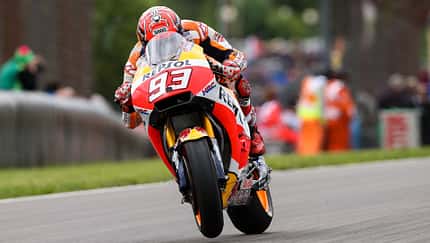 Márquez im Regen vorn