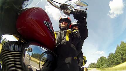 Vater, Tochter und Indian Chief Vintage auf Tour