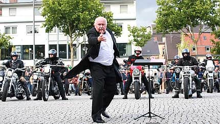 Musik wird oft nicht schön gefunden, weil sie stets mit Geräusch verbunden