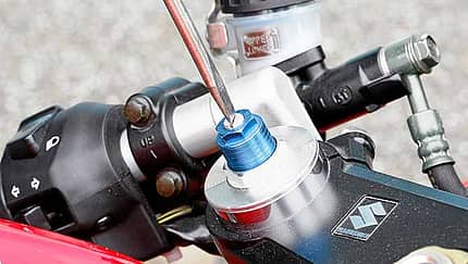 Fahrwerkseinstellung am Motorrad vornehmen