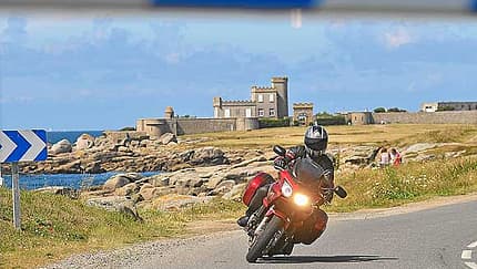 Motorradfahren an der Küste Frankreichs