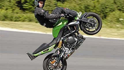 Das spektakuläre Motorradfahren auf nur einem Rad verständlich erklärt