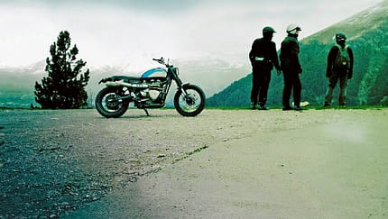 Mit dem "Tatort"-Autor und Triumph Scramblern durch die Berge
