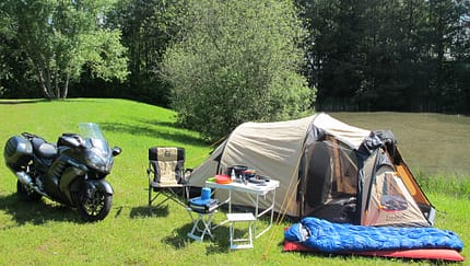 Komfortable Campingausrüstung für Motorradfahrer