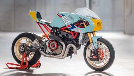 Rennmotorrad auf Monster-Basis