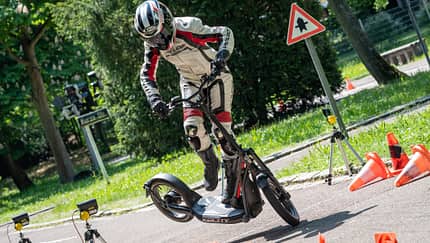 E-Scooter Elektro Tretroller Test Vergleich BMW X2 City Metz Moover Xiaomi M365 Moovi Ninebot ES2