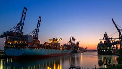 Motorrad Lieferung Container Containerschiff