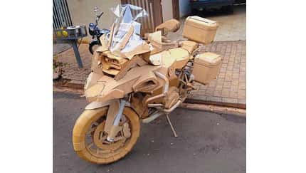 BMW R 1250 GS aus Pappe