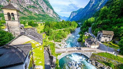 Der mediterrane Mix aus Bergen, Palmen und Seen