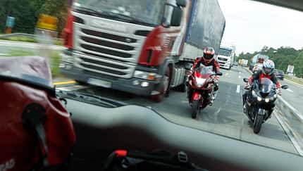 Studie Wahrnehmung Motorrad- und Autofahrer sehen Straße anders
