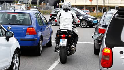 Wie gut erkennen moderne Autos Motorräder