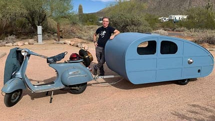 Vespa mit Mini-Wohnwagen 