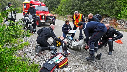 Was ist zu tun, bei einem Motorradunfall: Helm abnehmen, oder nicht?