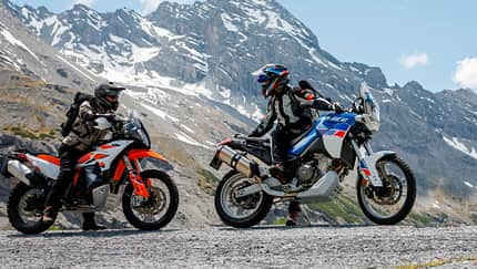 Aprilia Tuareg 660 und KTM 890 Adventure R Alpen-Test