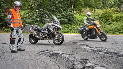 Straßenzustand Streckenkontrolleure auf Motorrädern in NRW