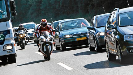 Mit dem Motorrad im Stau